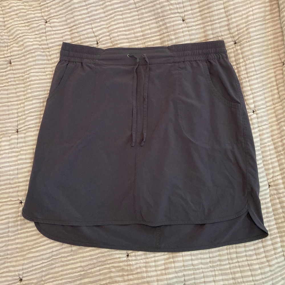 Deluth Trading Co. large grey skort / skirt